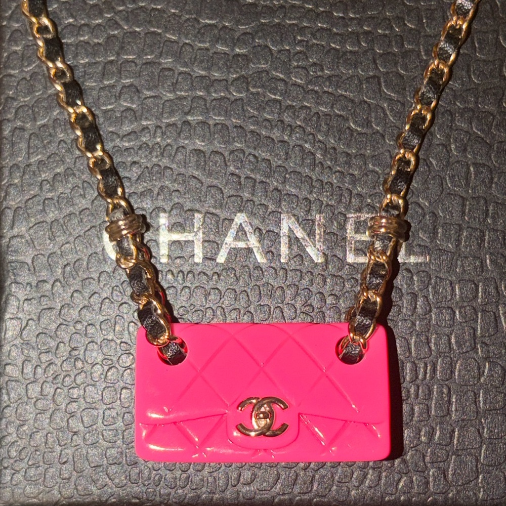 💖 CC ✨ Matelasse purse 👛 Chain ⛓️Necklace 🐃 - Picture 3 of 11